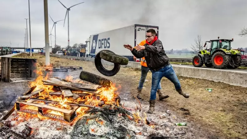 gricultores belgas y de los países bajos queman ruedas y madera mientras bloquean el cruce de frontera en Hazeldonk entre Países Bajos y Bélgica.