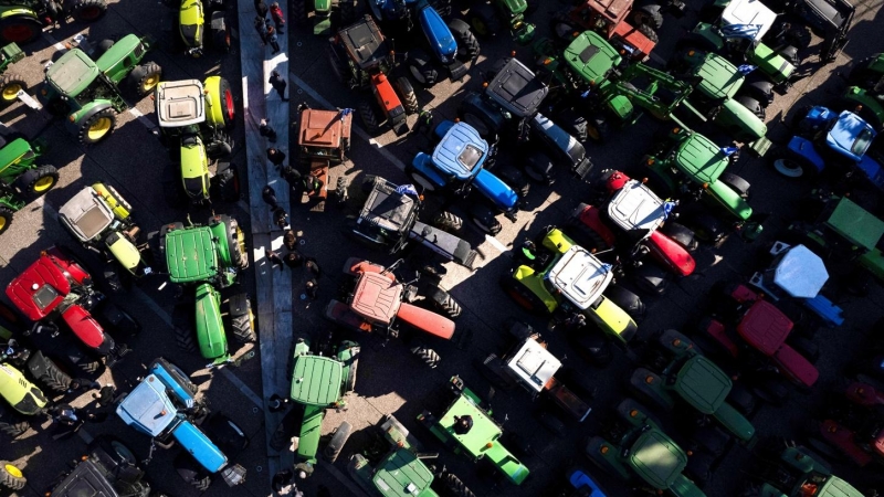 Cientos de tractores bloquean las entradas a una gran feria agrícola en la ciudad de Salónica, Grecia.