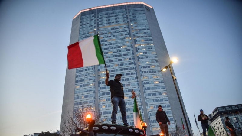 Agricultores italianos durante una protesta en Milán el pasado viernes.