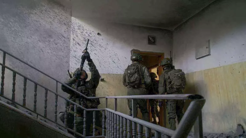 Soldados israelíes durante el asalto al cuartel general de Hamás en la ciudad de Jan Yunis, en el centro-sur de la franja de Gaza, este domingo.