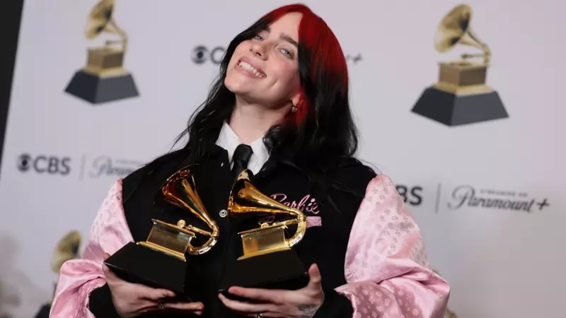 Billie Eilish pos con sus premios a la Canción del Año y Mejor Canción escrita por un medio visual.