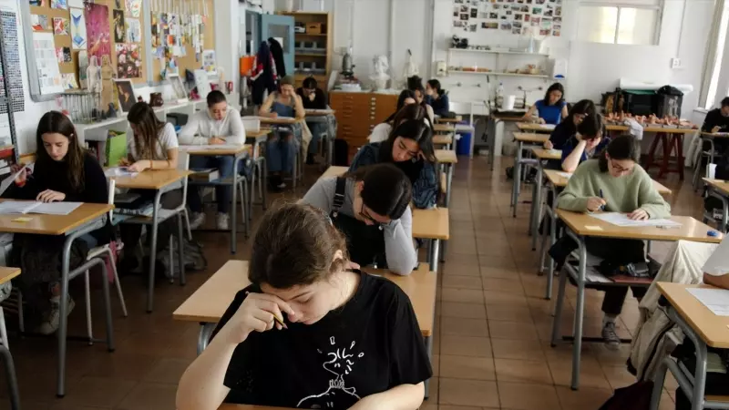 Varios alumnos de una clase de 1º Bachillerato del Institut Moisès Broggi de Barcelona realizan una prueba piloto de PAU, a 14 de marzo de 2023, en Barcelona, Catalunya (España).