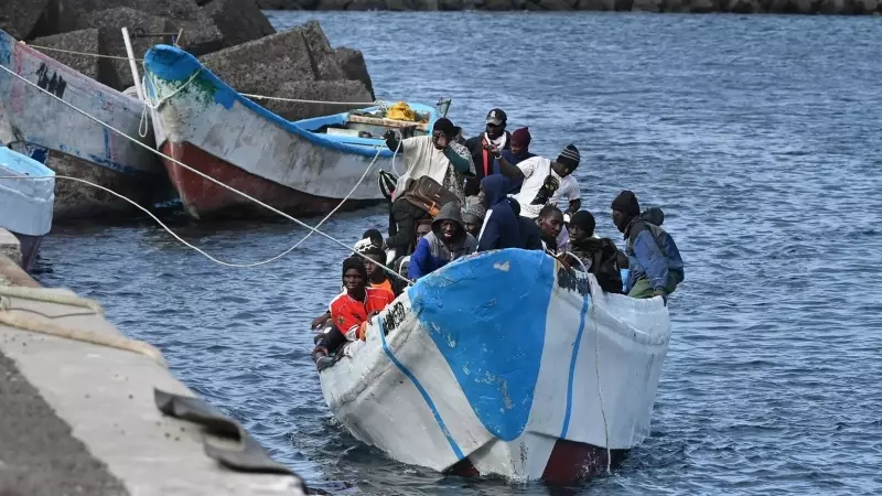 Varios migrantes llegan al puerto de La Restinga, a 4 de febrero de 2024, en El Hierro (Canarias).