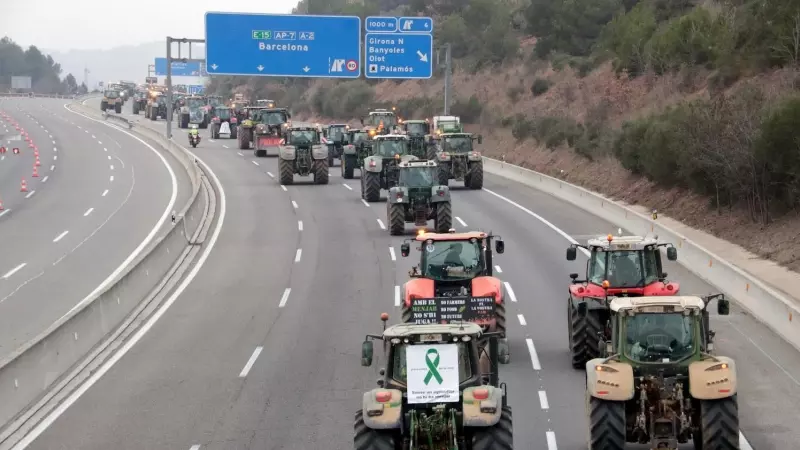 La columna de tractors avançant per l'AP-7 des de Medinyà fins a Barcelona