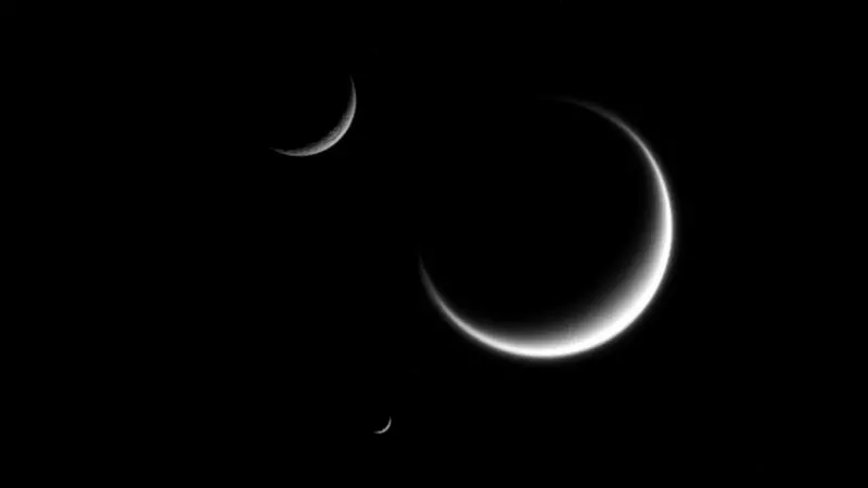 Vista Mimas junto al resto de satélites de Saturno.