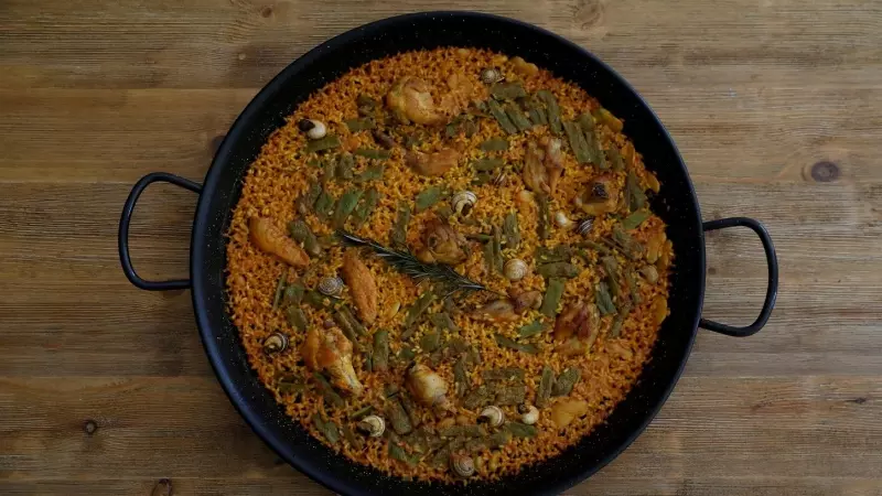 Un arroz en paella tradicional cocinado por la chef María Muñoz en su escuela de cocina Cocinea en Madrid. REUTERS/Susana Vera