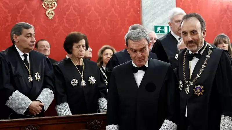 El nuevo magistrado del Tribunal Supremo Ricardo Cuesta (c) junto con el juez Manuel Marchena (d) durante la ceremonia de toma de posesión del cargo celebrada en Madrid (España), a 15 de enero de 2020