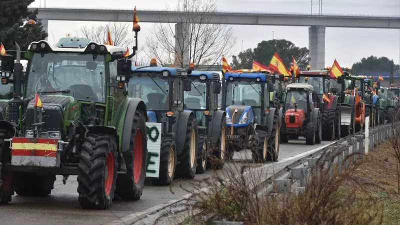 Un grupo de tractores se dirigen a Zaragoza por la carretera N-330, a 9 de febrero de 2024.