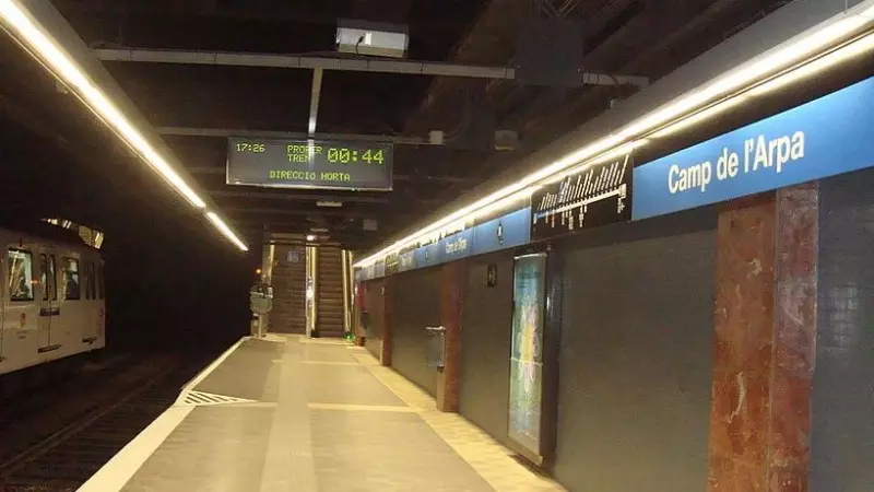 Estació de Camp de l'Arpa del metro de Barcelona.