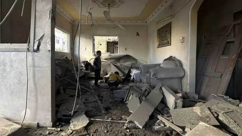 11/02/2024 Vista de los daños causados después de que aviones de combate israelíes bombardearan las casas de las familias Fahjan y Al-Mughir, en los barrios de Tal Al-Sultan y Al-Saudi.