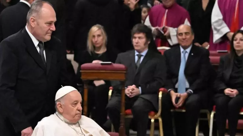 El papa Francisco (i) junto al presidente de Argentina, Javier Milei (c-fondo) durante la misa para canonizar a María Antonia de Paz y Figueroa, conocida popularmente como Mama Antula, en la Basílica de San Pedro, el Vaticano este domingo.