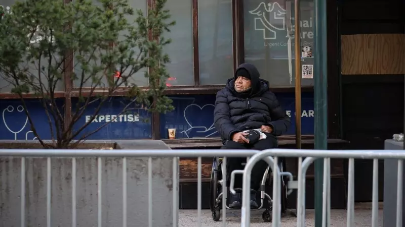 Un hombre en silla de ruedas espera a las puertas de un centro sanitario en Manhattan (Nueva York) este 8 de febrero de 2024.
