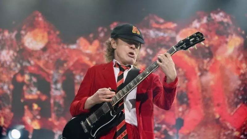 El guitarrista Angus Young de AC/DC durante una actuación en el Madison Square Garden, a 14 de septiembre de 2016.