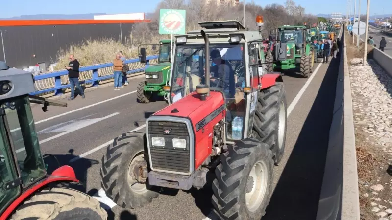 13/02/2024 - Diversos tractors tallen l'A-27 al Port de Tarragona.