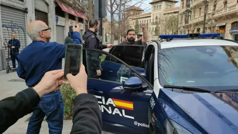 Óscar Reina durante su detención hace dos semanas en una manifestación en Granada de apoyo a tres miembros del SAT. — Imagen cedida por el SAT