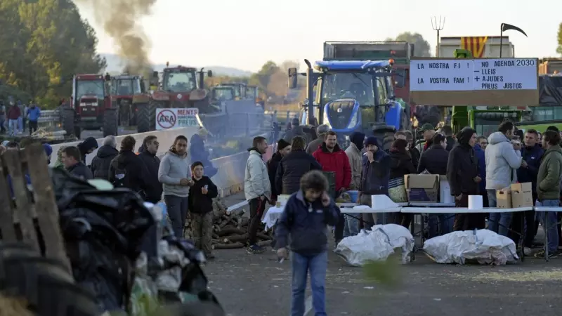 Unos 400 agricultores bloquean la autopista AP-7 en Pontós (Girona), a unos 40 kilómetros de la frontera francesa.