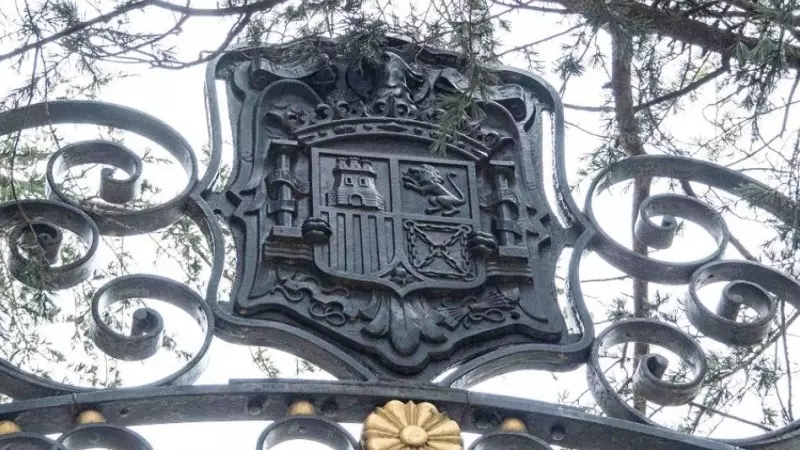 14-2-24 - El escudo franquista en la puerta de acceso del Palacio del Pardo, que fue la residencia oficial del dictador Francisco Franco.