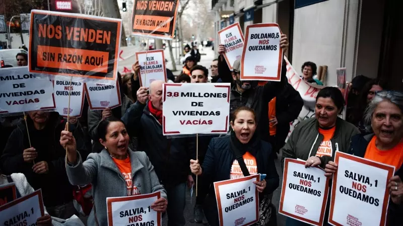 Activistas y vecinos afectados protestan frente a la empresa Elix Rental Housing, que planea comprar varios bloques de viviendas en Madrid y desalojar a los inquilinos, a 13 de febrero de 2024, en Madrid.