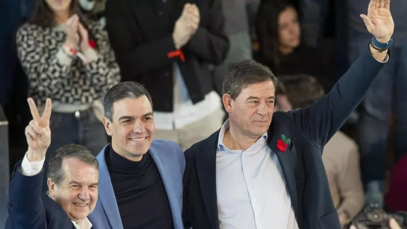 16/2/24 El presidente del Gobierno Pedro Sánchez , con el candidato del PSOE a la Presidencia de la Xunta, Jose Ramón López Besteiro, y el alcalde de Vigo, Abel Caballero, el pasado sábado en un mitin en el Auditorio do Mar de esa ciudad.