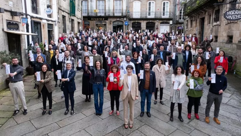 16/2/24 Ana Pontón, con candidatas, militantes, simpatizantes y altos cargos del BNG este viernes en Santiago, sosteniendo la papeleta del BNG.