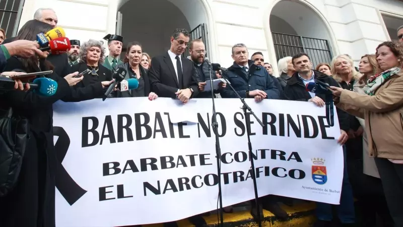 Fotografía de la concentración por la muerte de dos agentes de la Guardia Civil, el 10 de febrero de 2024 en Barbate (Cádiz).