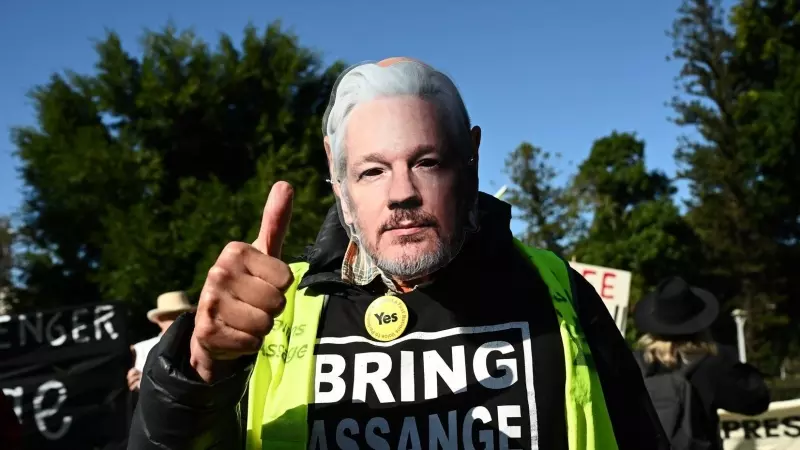 19/02/2024 Participante de una protesta contra la extradición de Julian Assange celebrada en Sydney (Australia) el pasado mes de mayo.