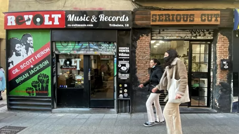 20/02/2024 Dos personas pasan por delante de la tienda de discos Revolt Music & Records, a 11 de enero de 2022, en Madrid.