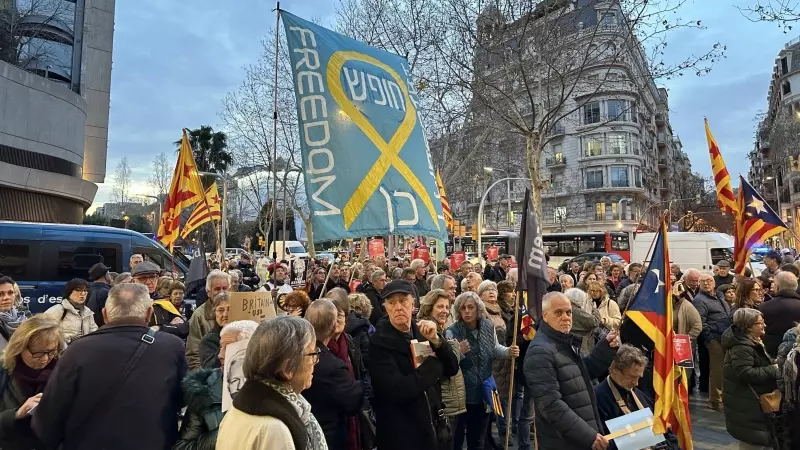 Centenars de persones concentrades davant del consolat britànic a Barcelona per demanar l'alliberament del periodista Julian Assange