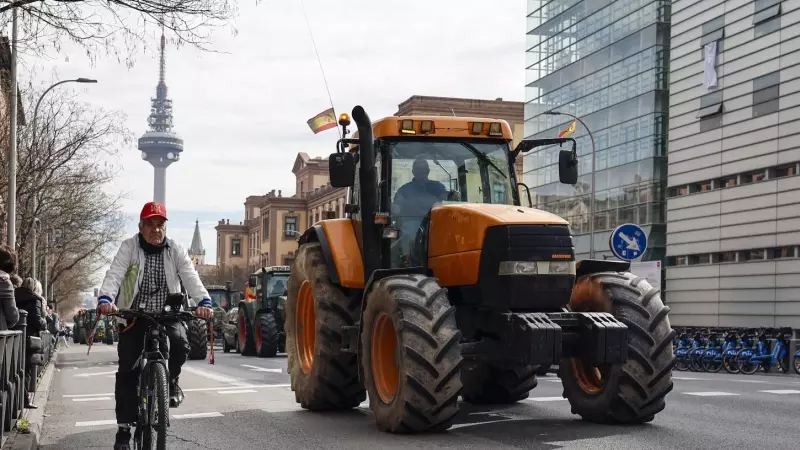 Unos tractores circulan por la calle O`Donell en Madrid este miércoles en una protesta que tiene como principales reivindicaciones la fijación de precios justos en el campo, la revisión de la Política Agraria Común (PAC) y la reciprocidad en las relacione
