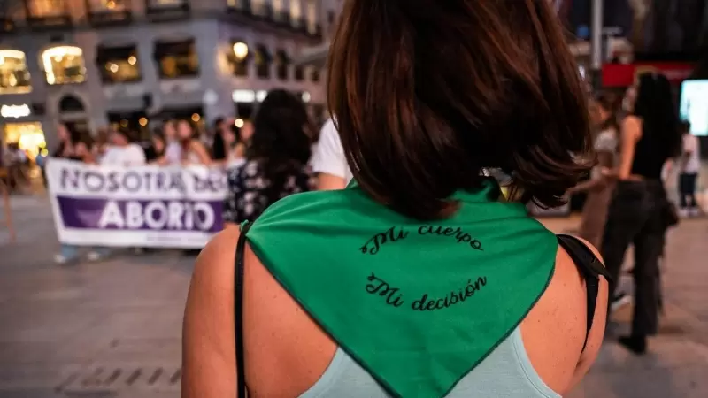 Una mujer lleva un pañuelo a favor del aborto legal en la manifestación por el Día de Acción Global por la despenalización del aborto, a 28 de septiembre de 2023, en Madrid (España).
