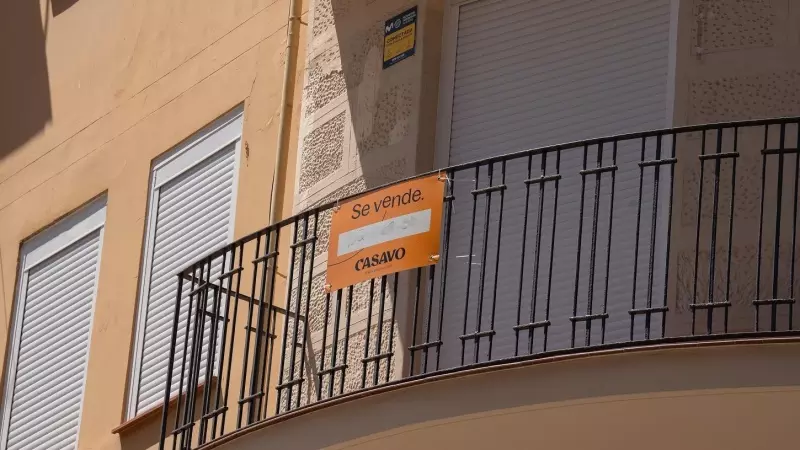 Cartel de 'Se Vende' en un balcón de una vivienda en Barcelona, E.P.David Zorrakino