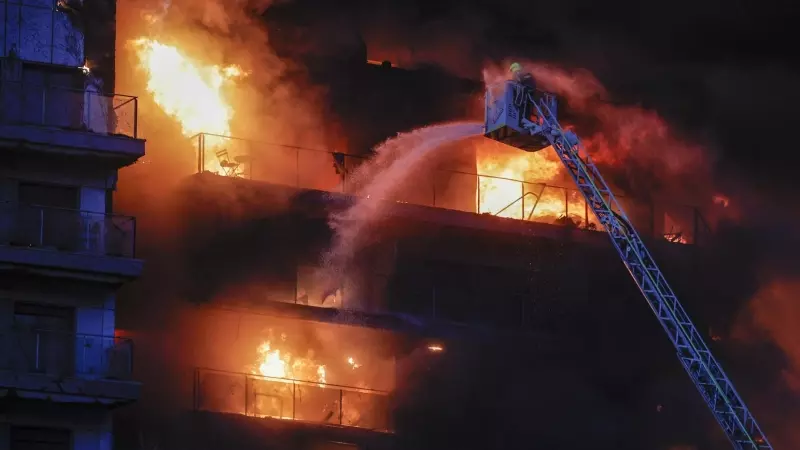 Los bomberos trabajan en la extinción del incendio en València, a 22 de febrero de 2024.