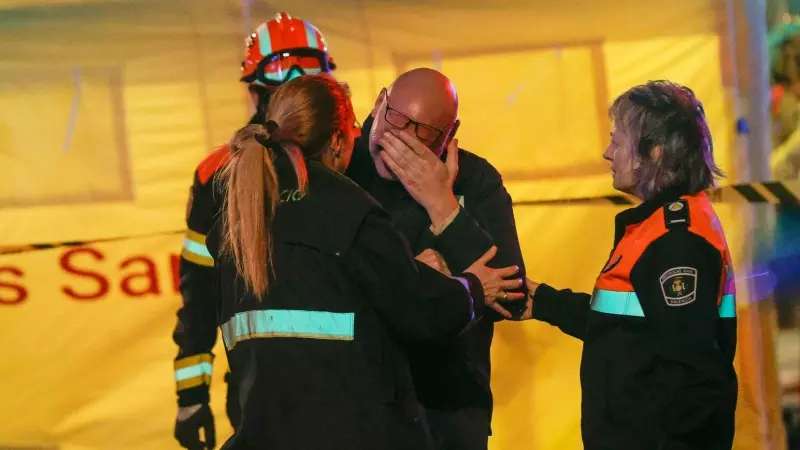 Los vecinos del edificio incendiado son atendidos por los servicios de emergencias, a 22 de febrero de 2024.