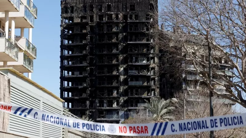 Vista del edificio incendiado en el barrio valenciano de Campanar. —  REUTERS/EVA MANEZ
