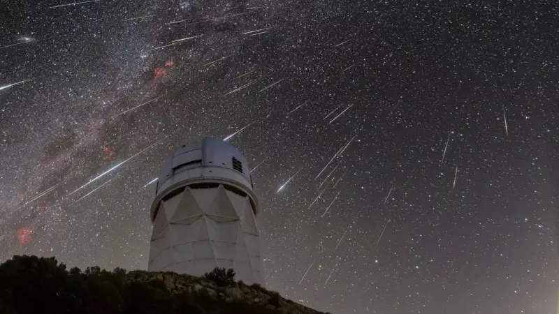 Los meteoros de la lluvia de estrellas conocida como Gemínidas cruzan el cielo a toda velocidad sobre el telescopio Nicholas U. Mayall de 4 metros, ubicado en el Observatorio Nacional de Kitt Peak.