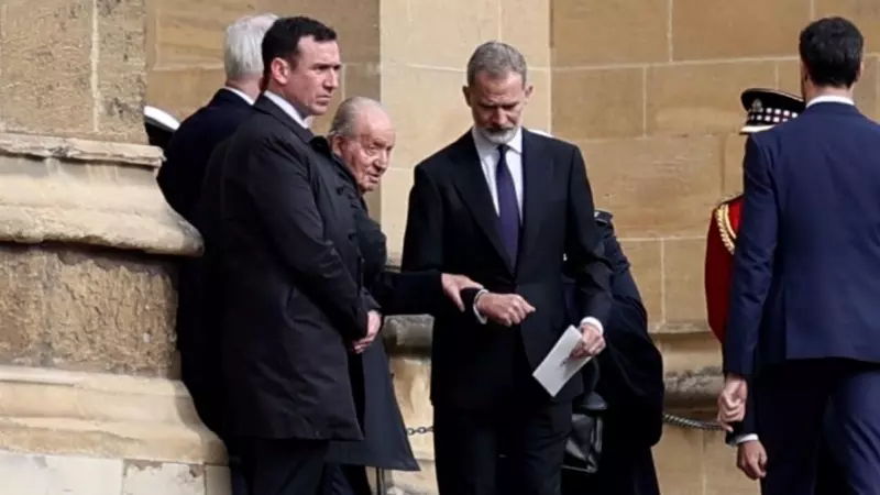 El rey Juan Carlos I saliendo del brazo de su hijo, el rey Felipe VI, del funeral por Constantino de Grecia en el Palacio de Windsor, a 27 de febrero de 20254, en Londres.