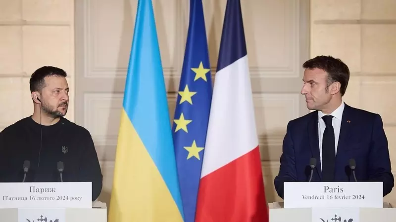 Volodymyr Zelensky (izquierda) y Emmanuel Macron (derecha) en una conferencia en París.
