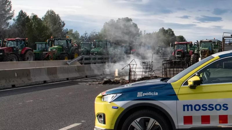Los agricultores bloquean la principal conexión por carretera entre España y Francia.