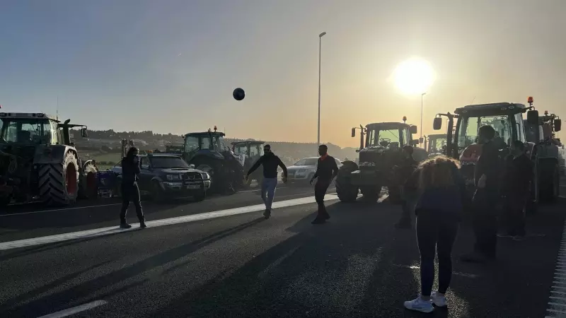 Joves jugant a futbol a l'A-2 a Tàrrega tallada pels pagesos
