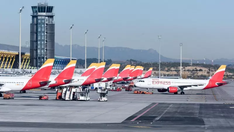 Aviones de Iberia, del grupo IAG, aparcados en las pistas del aeropuerto Adolfo Suárez Madrid-Barajas. E.P./Gustavo Valiente