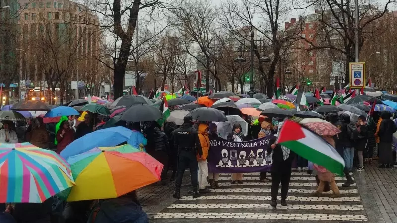 Manifestantes del movimiento feminista se concentran contra la masacre en Gaza frente a la sede de la Comisión Europea en Madrid, a 02/03/2024.