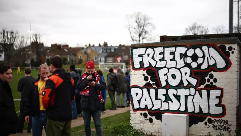 04/03/2024 Seguidores junto a una pintada en la que se lee 'Libertad para Palestina' mientras asisten al partido entre el Clapton Community FC y el Sutton FC, el 3 de febrero de 2024.