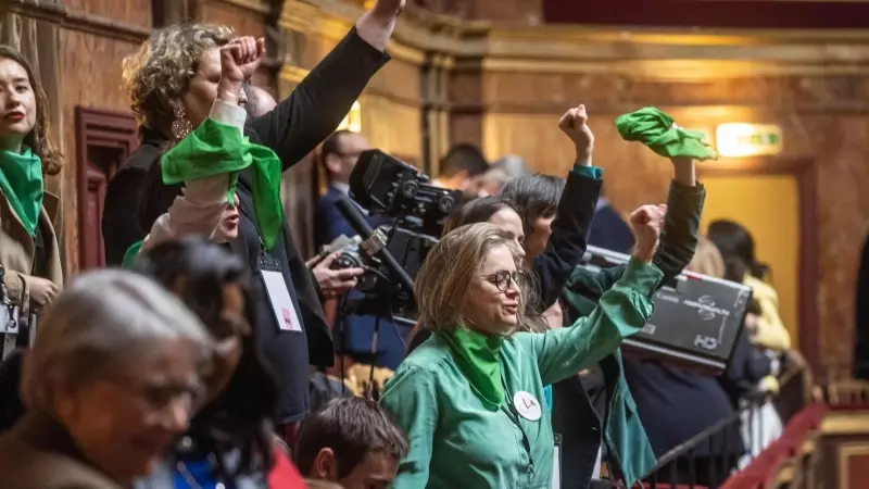 Un grupo de activistas feministas celebra en el Palacio de Versalles el resultado de la votación.