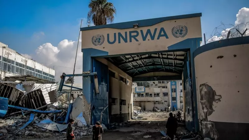 05/03/2024 Palestinos examinan los daños sufridos por la UNRWA en el Norte de Gaza, a 10 de febrero de 2024.