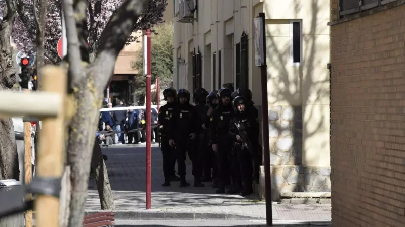 La Policía Nacional custodia la vivienda de Albacete en la que permanece atrincherado un hombre con un arma de fuego.
