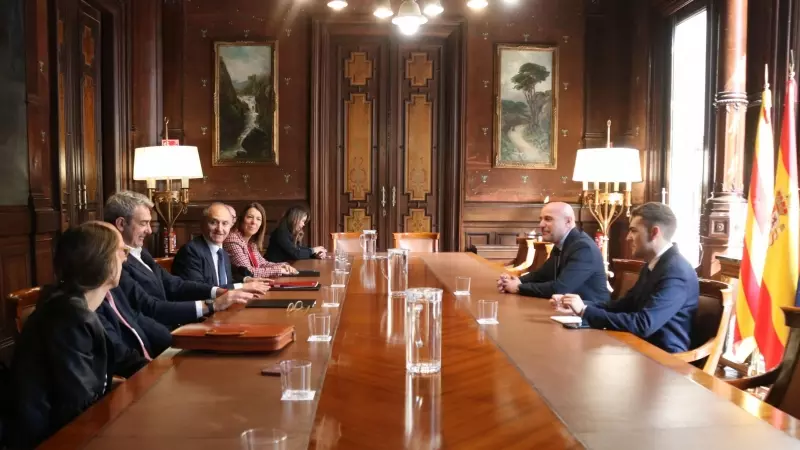 Membres del Col·legi de l’Advocacia de Barcelona han entregat al delegat del govern espanyol, Carlos Prieto, la proposta per reformar el Codi Penal