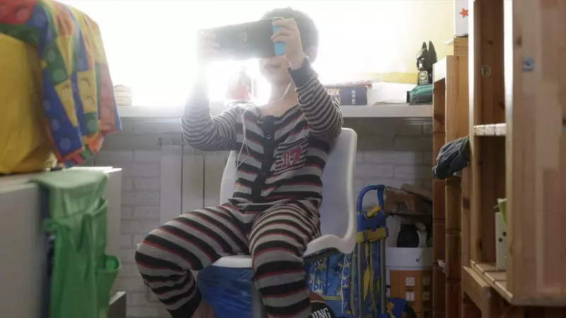 Imagen de archivo de un niño de ocho años mientras juega en su casa, a 12 de abril de 2020 en Madrid.