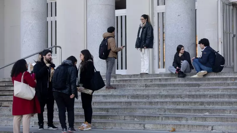 Jóvenes en las puertas de una facultad de la Universidad Complutense de Madrid.