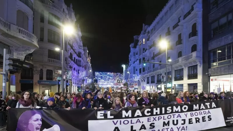 Un grupo de mujeres se manifiesta contra las violencias machistas, el 25 de noviembre de 2022, en Madrid. La protesta ha sido convocada por el Foro de Madrid contra la Violencia a las Mujeres y el Movimiento Feminista de Madrid.