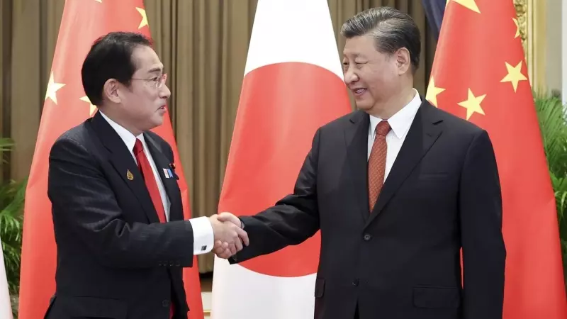 El presidente de China, Xi Jinping, y el primer ministro de Japón, Fumio Kishida, en Bangkok
